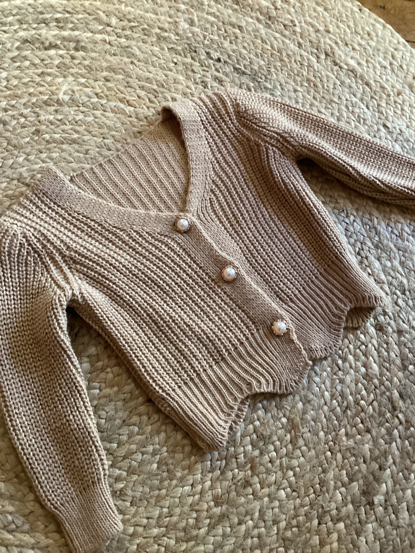 Gilet fille en maille acrylique beige à boutons nacrés