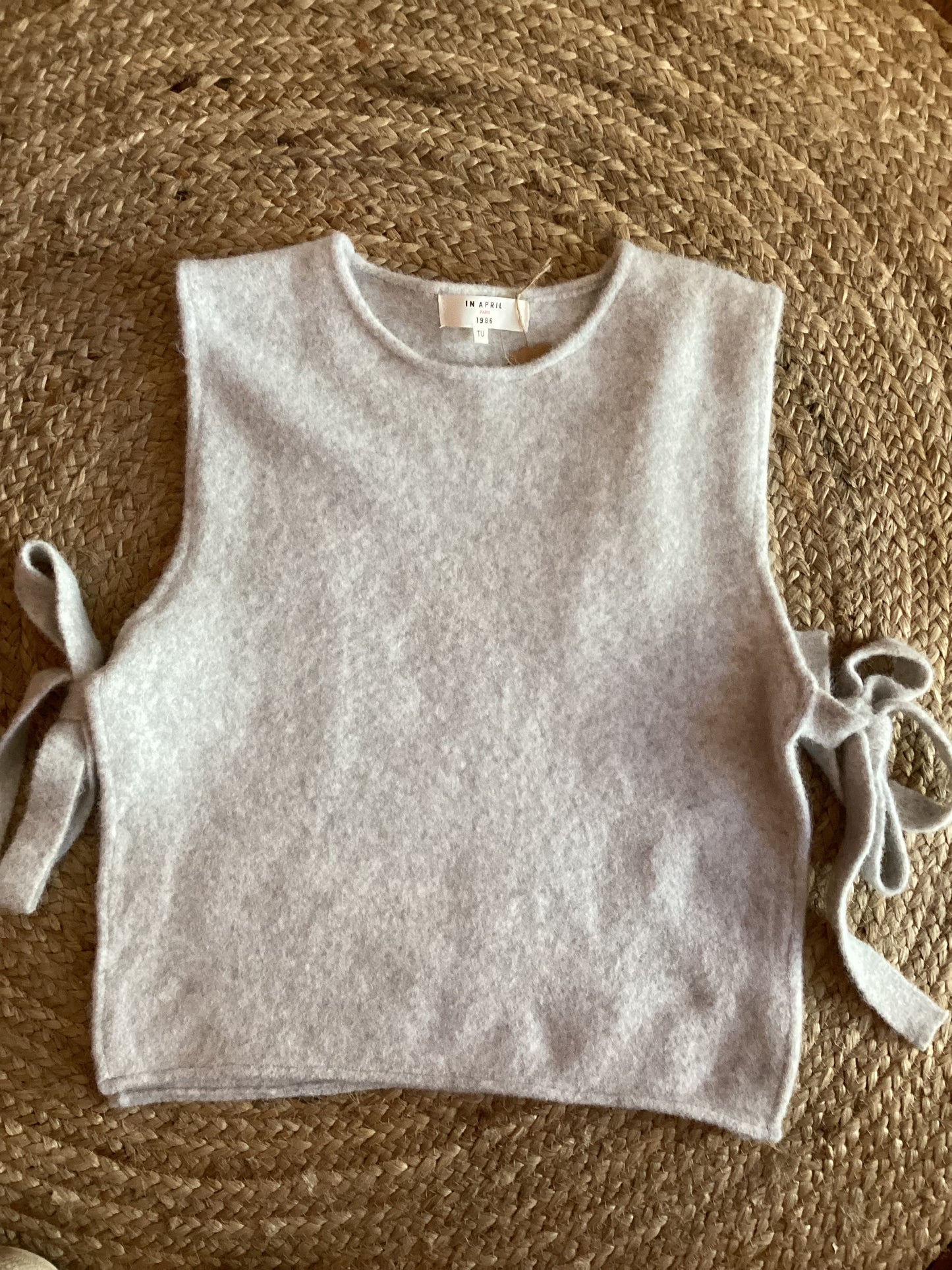 Gilet sans manches gris clair à nouer