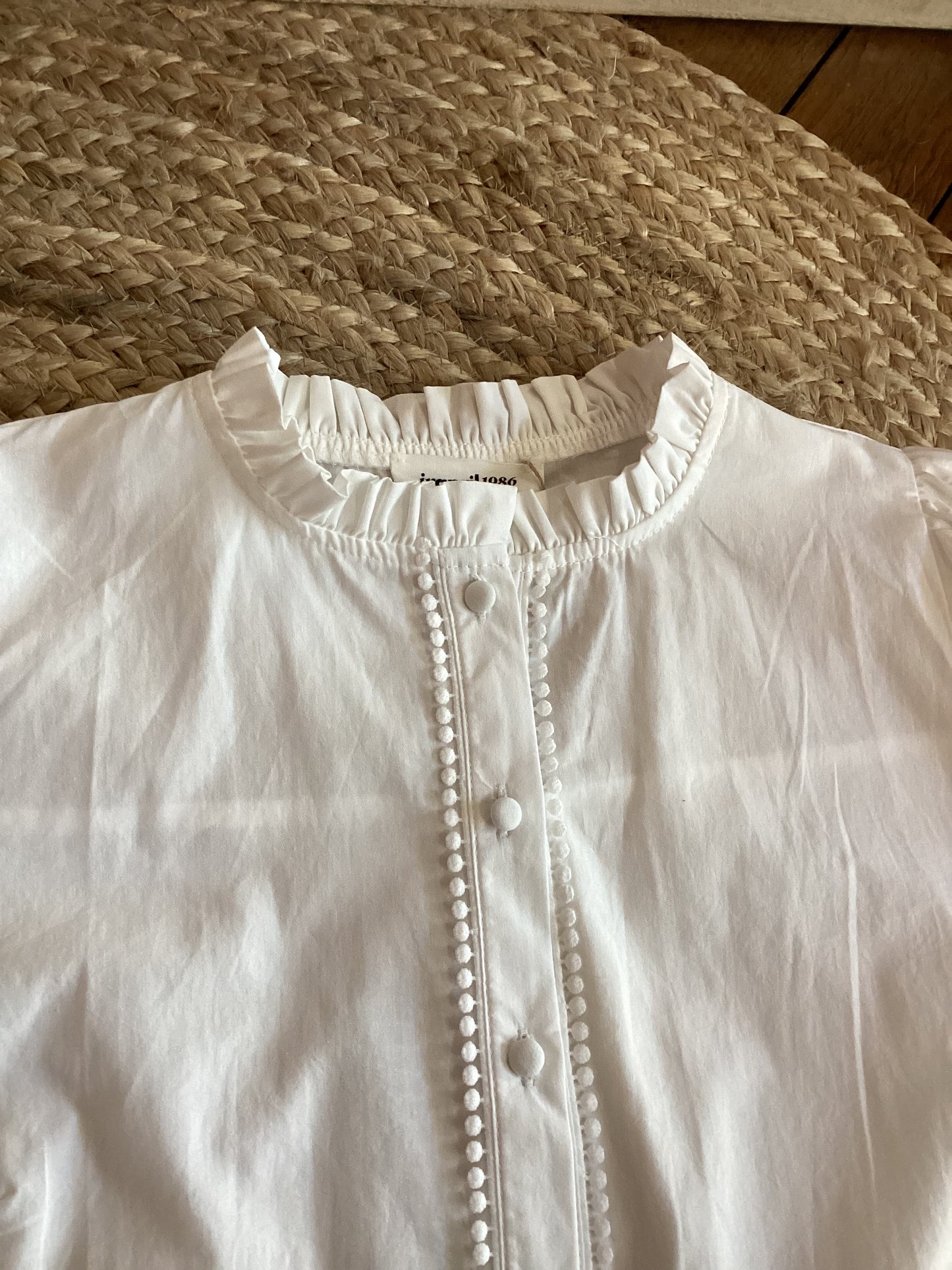 Blouse blanche en coton avec détails en dentelle