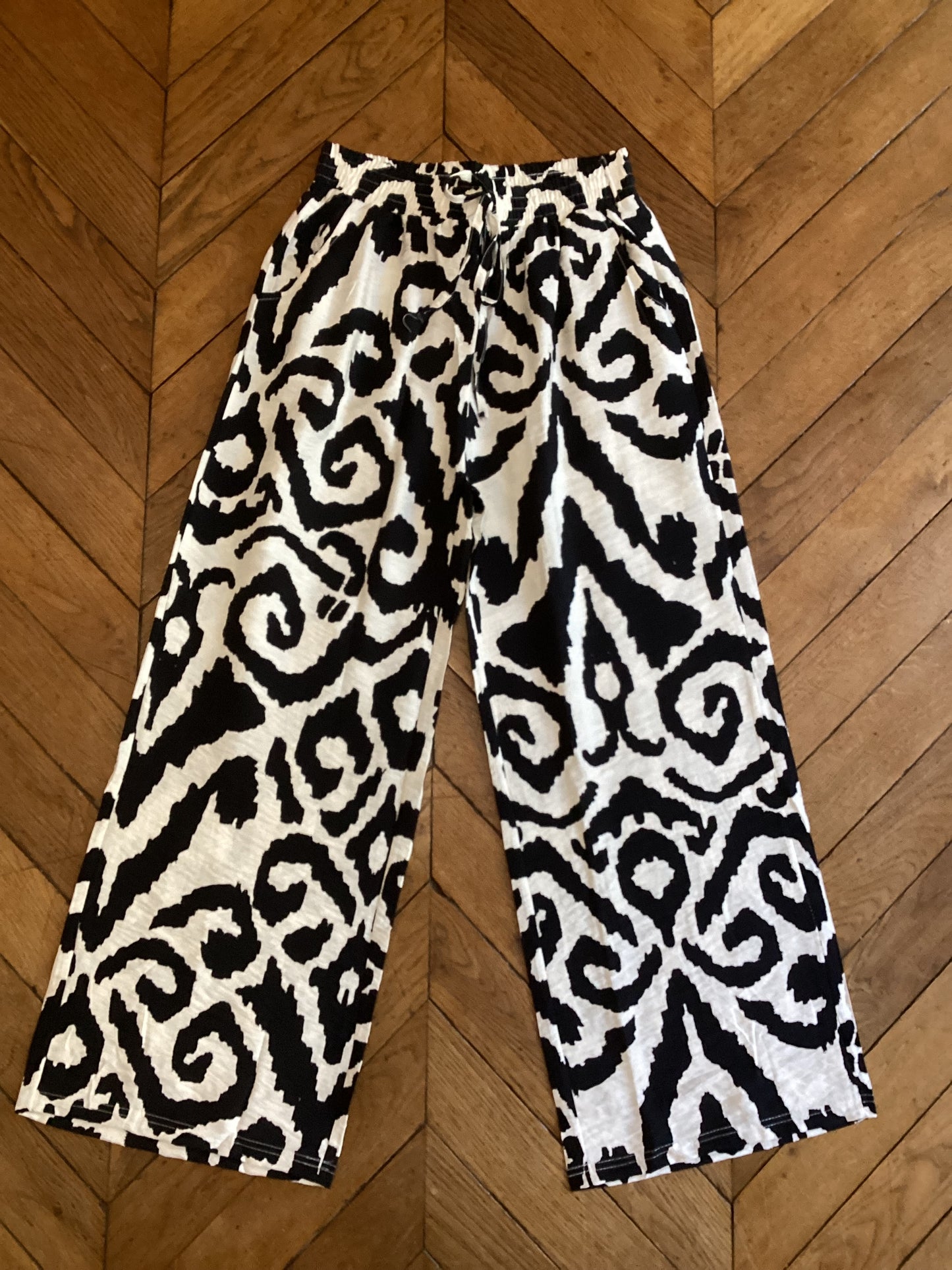 Pantalon ample à motif graphique noir et blanc