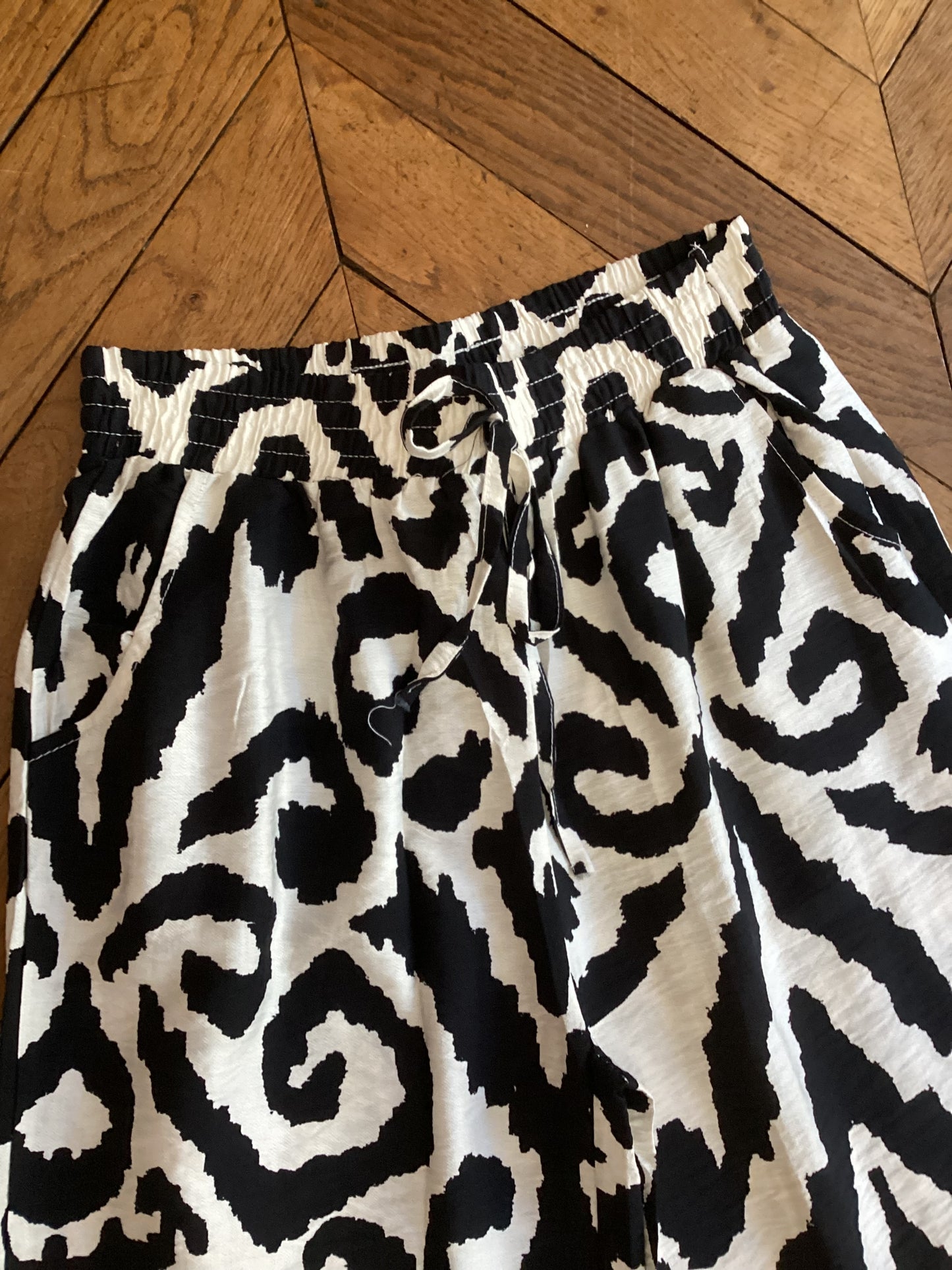 Pantalon ample à motif graphique noir et blanc