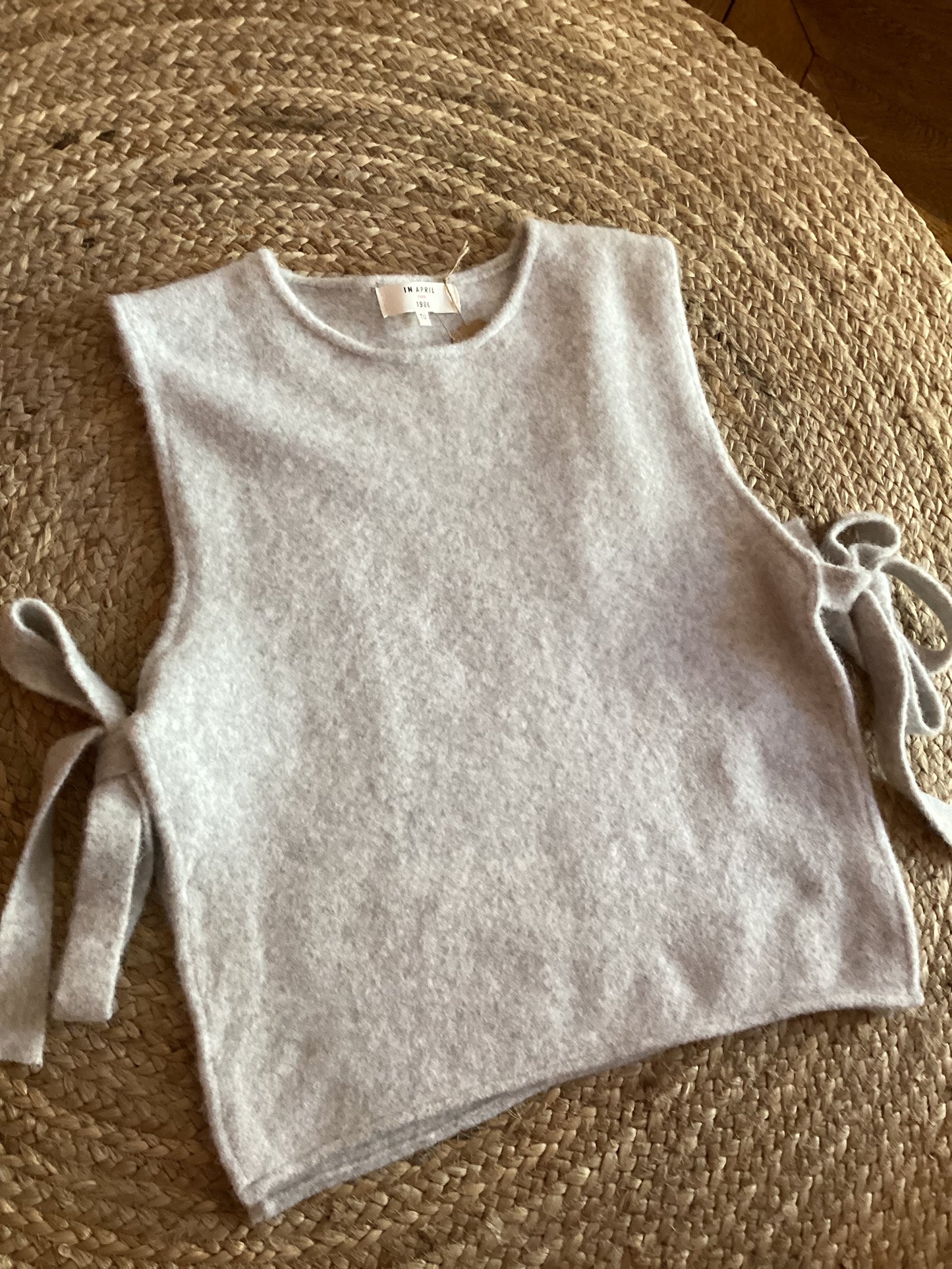 Gilet sans manches gris clair à nouer