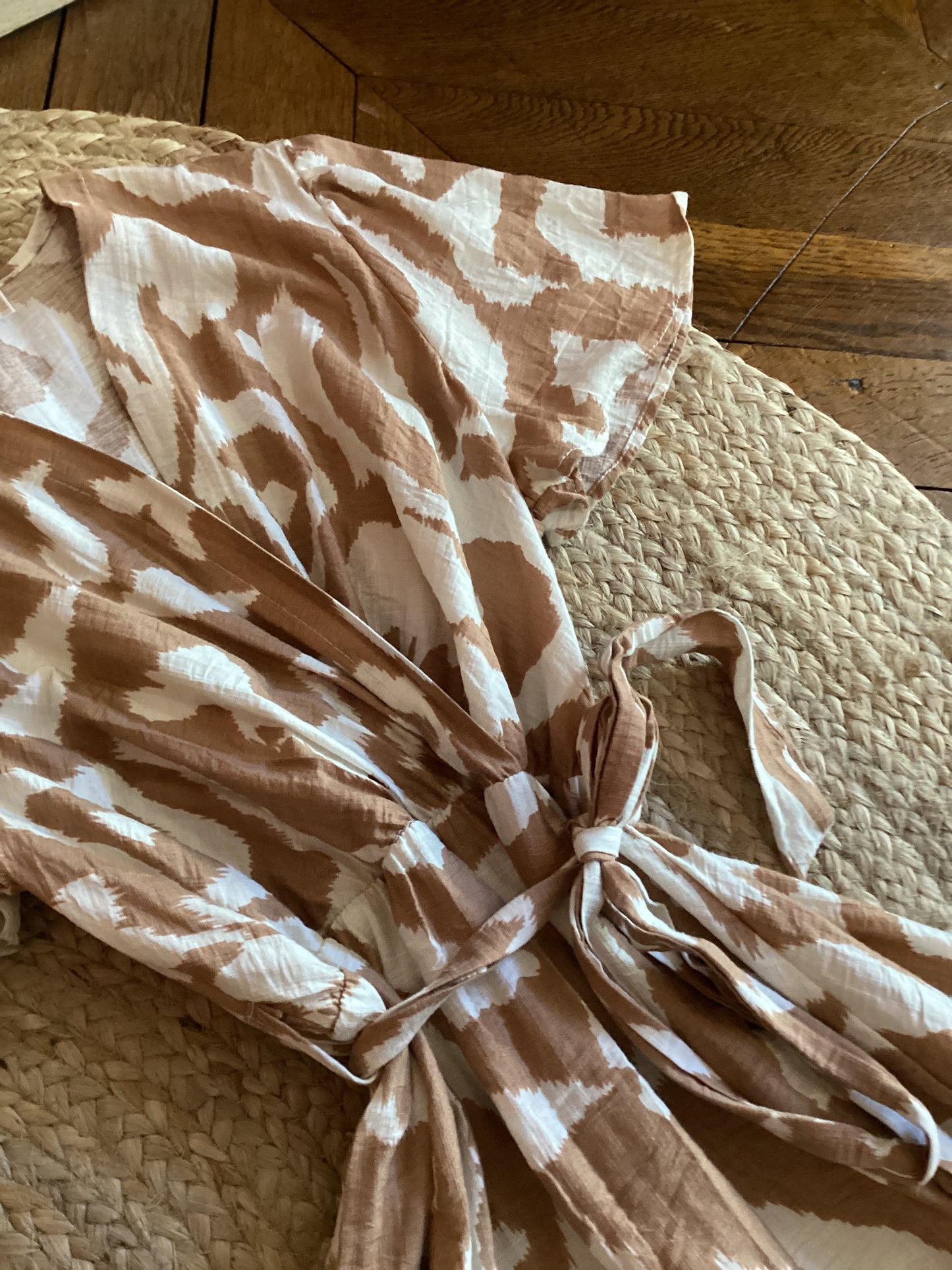 Robe légère crème et marron à motif abstrait
