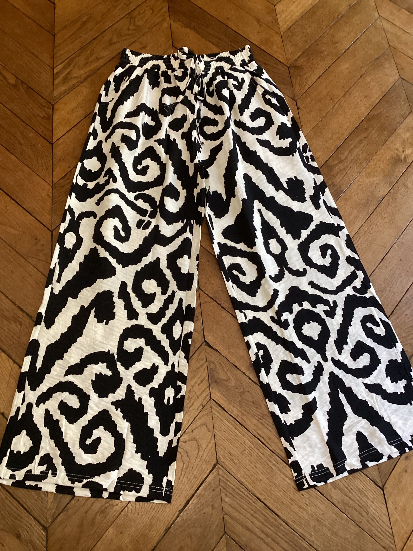 Pantalon ample à motif graphique noir et blanc