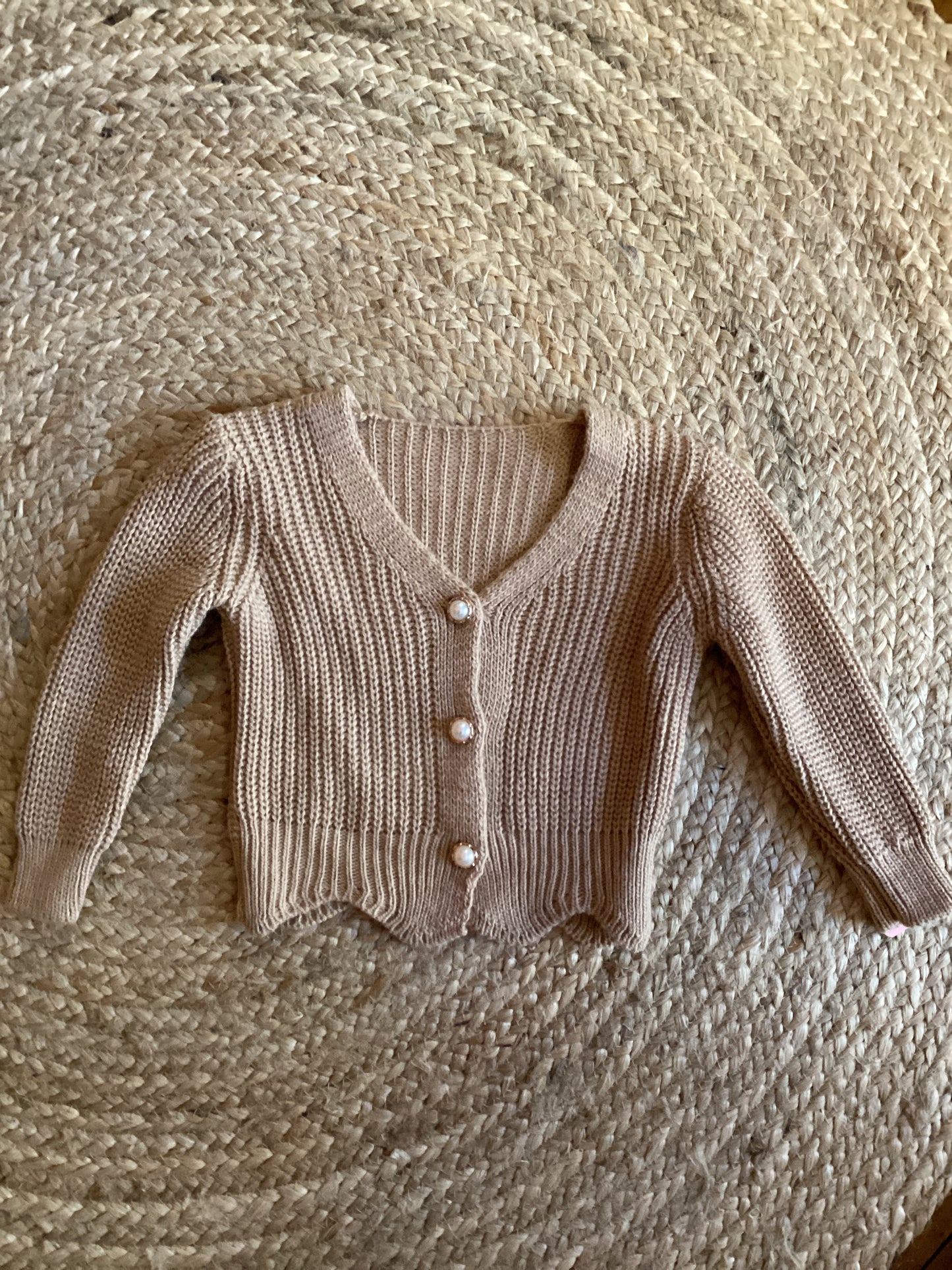 Gilet fille en maille acrylique beige à boutons nacrés