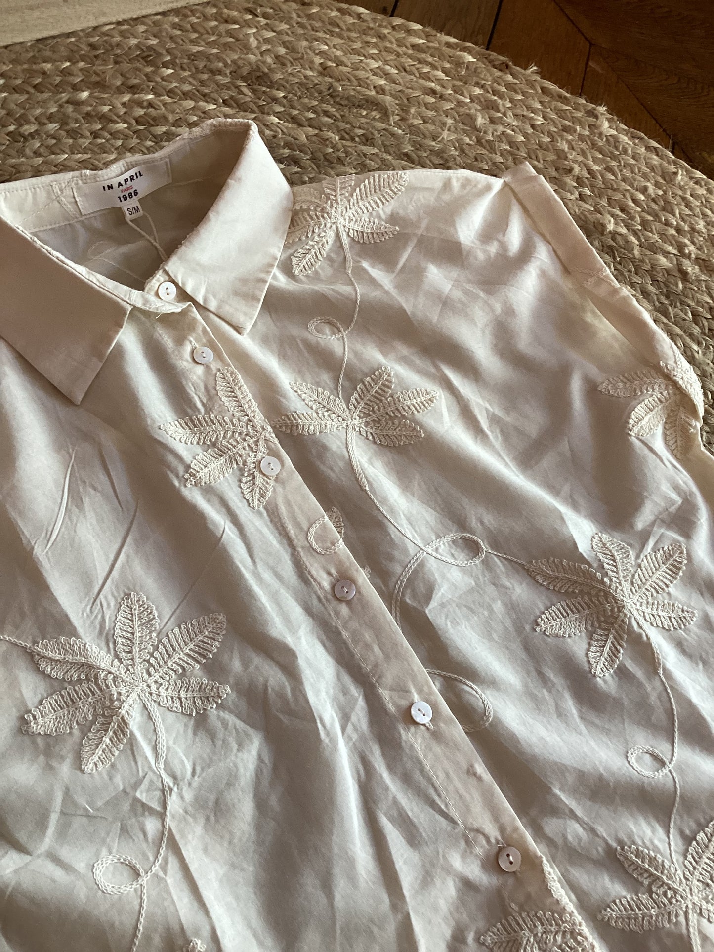 Chemisette blanche à broderies florales