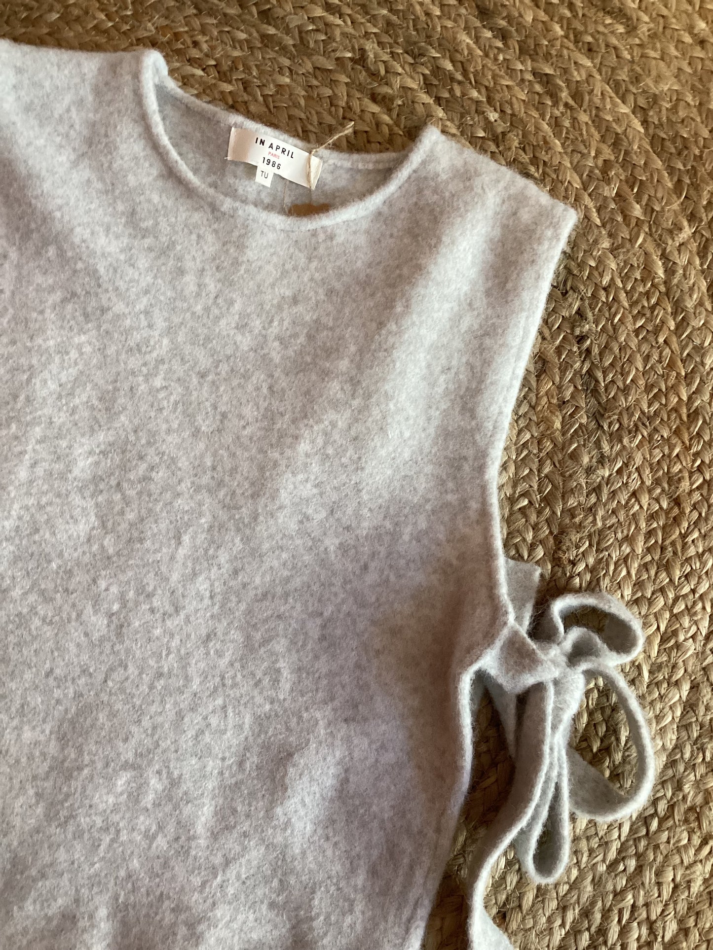 Gilet sans manches gris clair à nouer