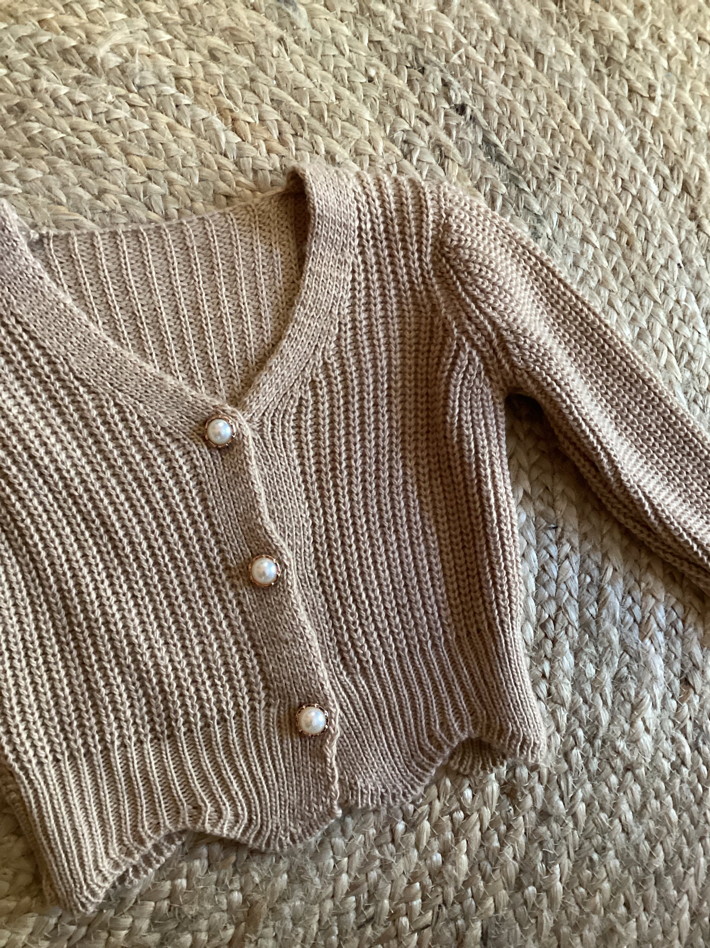 Gilet fille en maille acrylique beige à boutons nacrés