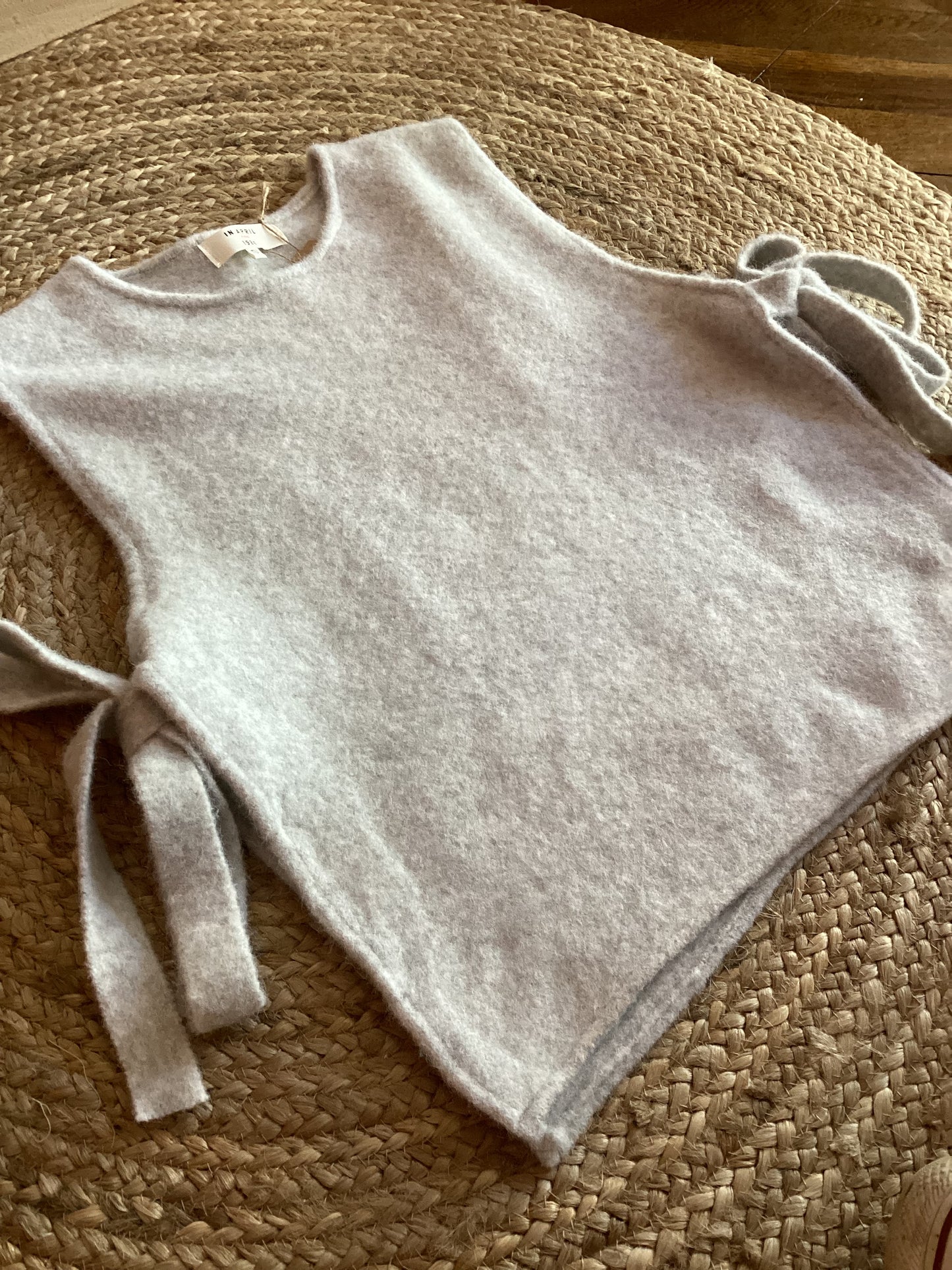Gilet sans manches gris clair à nouer