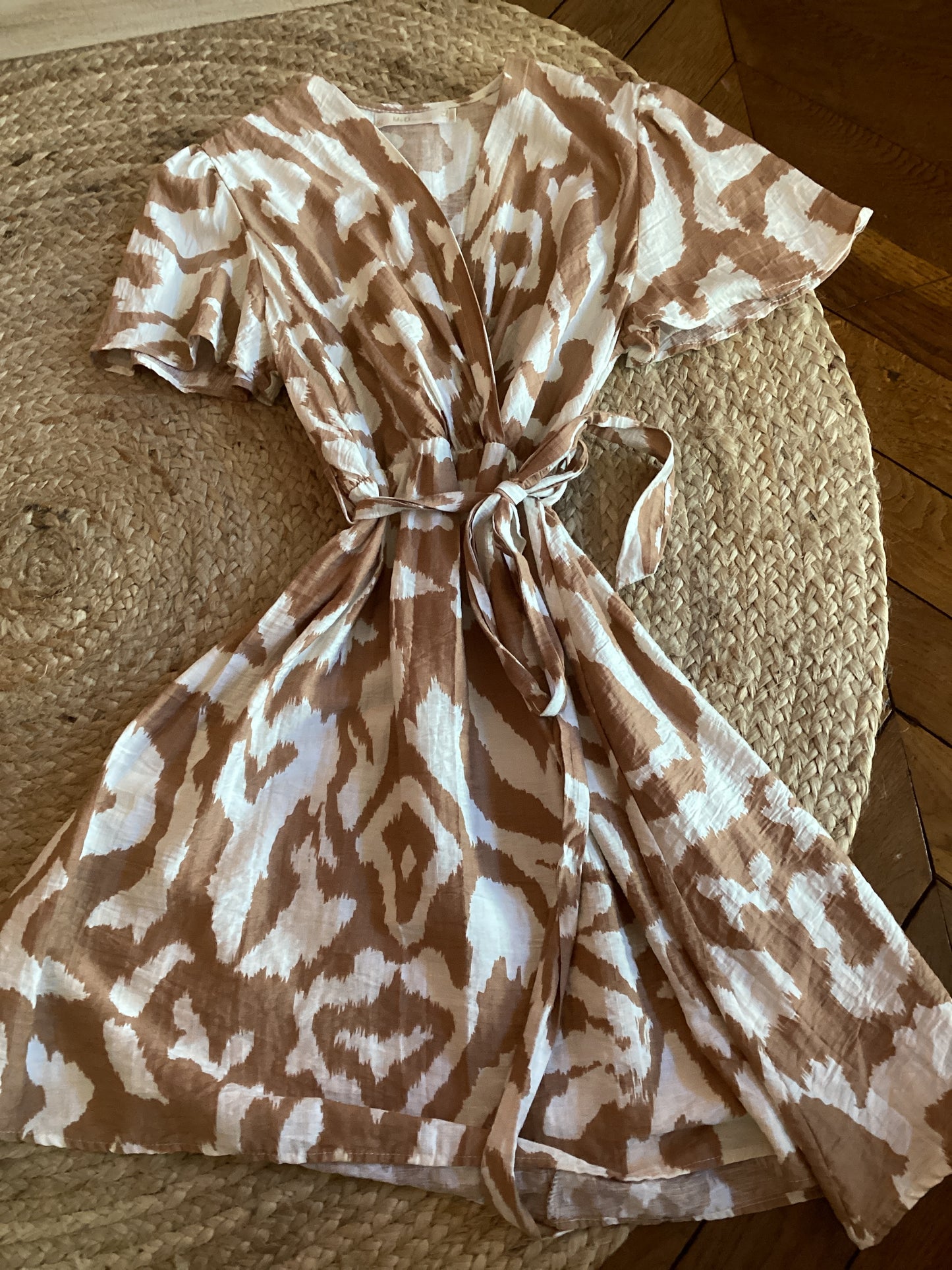 Robe légère crème et marron à motif abstrait