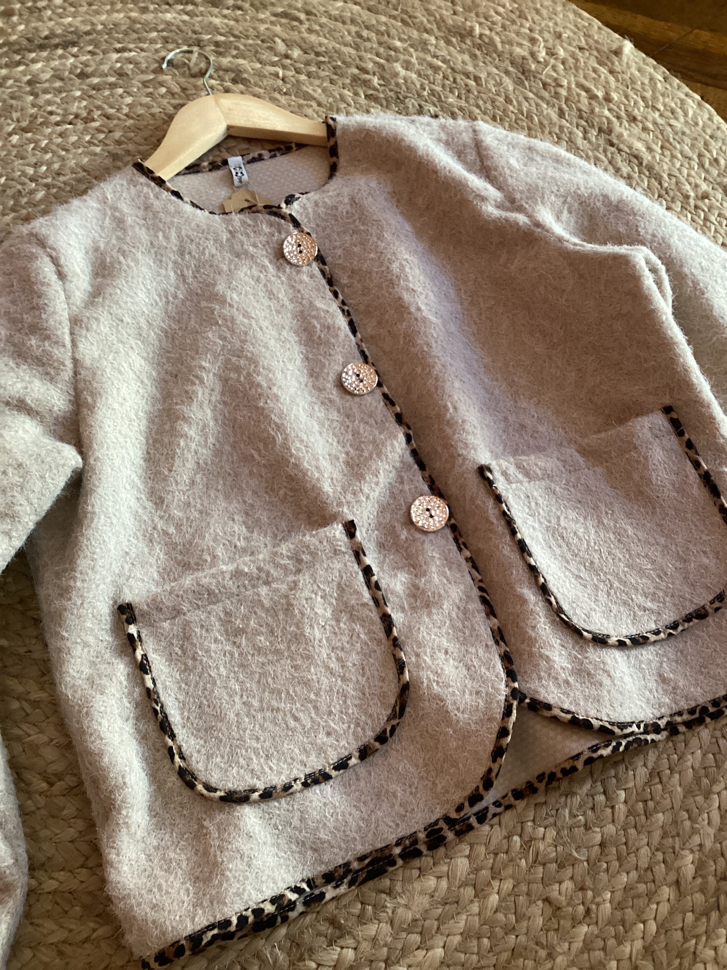 Veste aspect laine bouclée beige & léopard