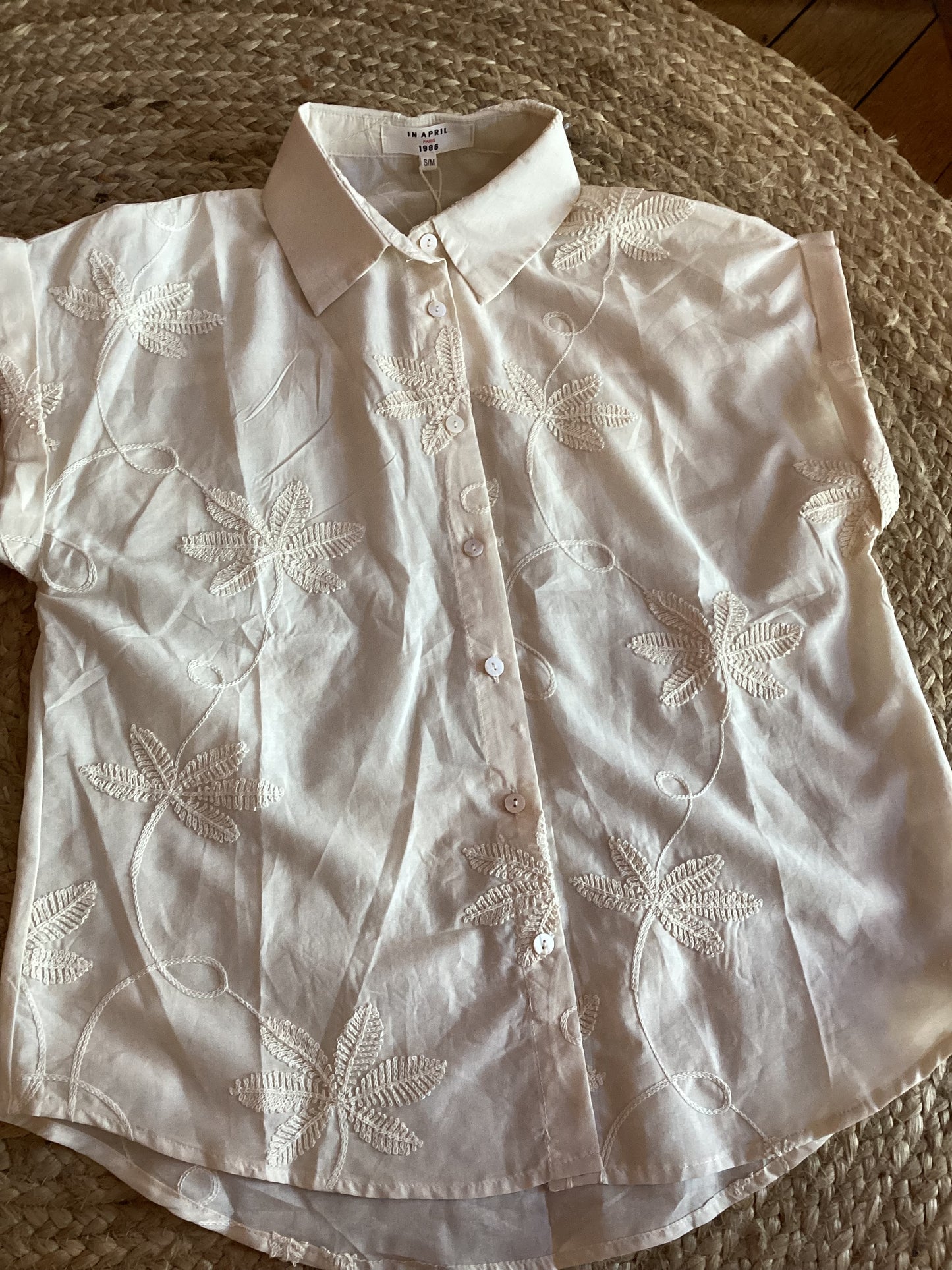 Chemisette blanche à broderies florales