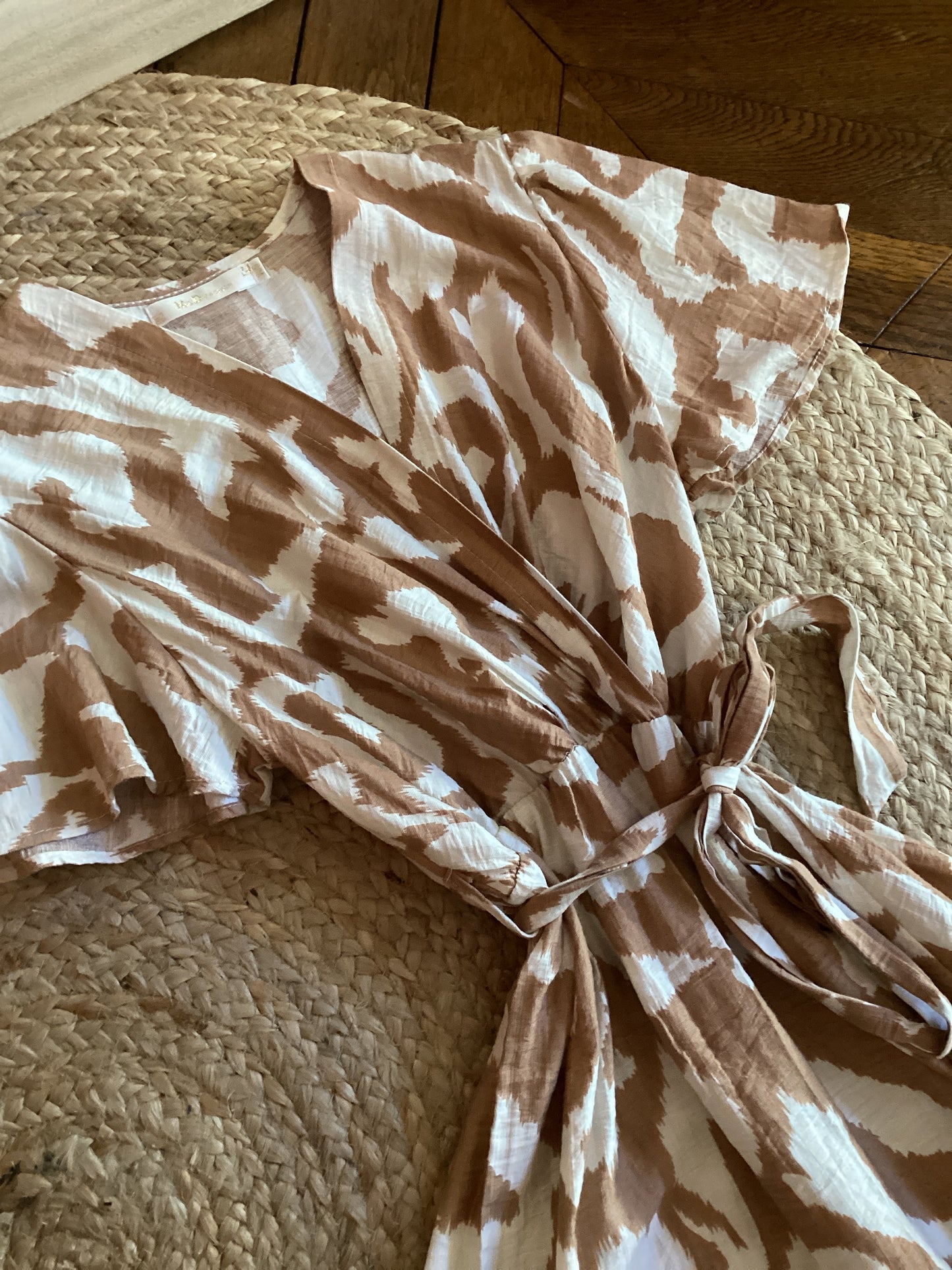 Robe légère crème et marron à motif abstrait
