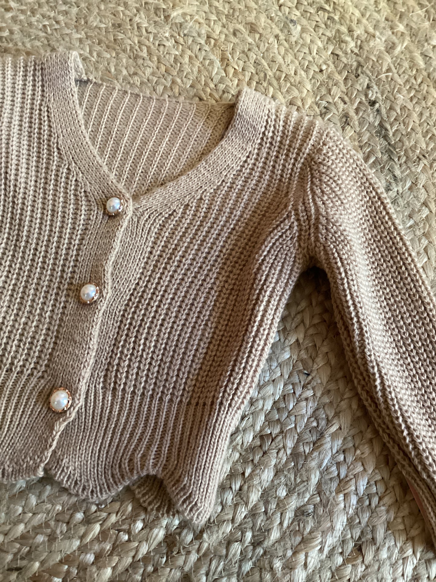 Gilet fille en maille acrylique beige à boutons nacrés