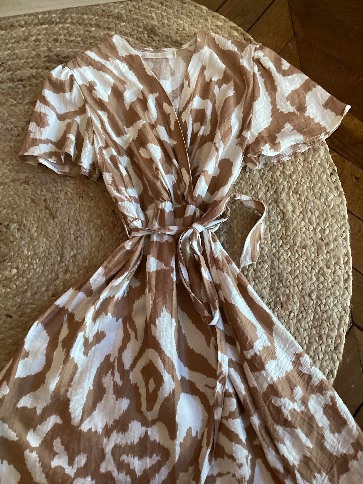Robe légère crème et marron à motif abstrait