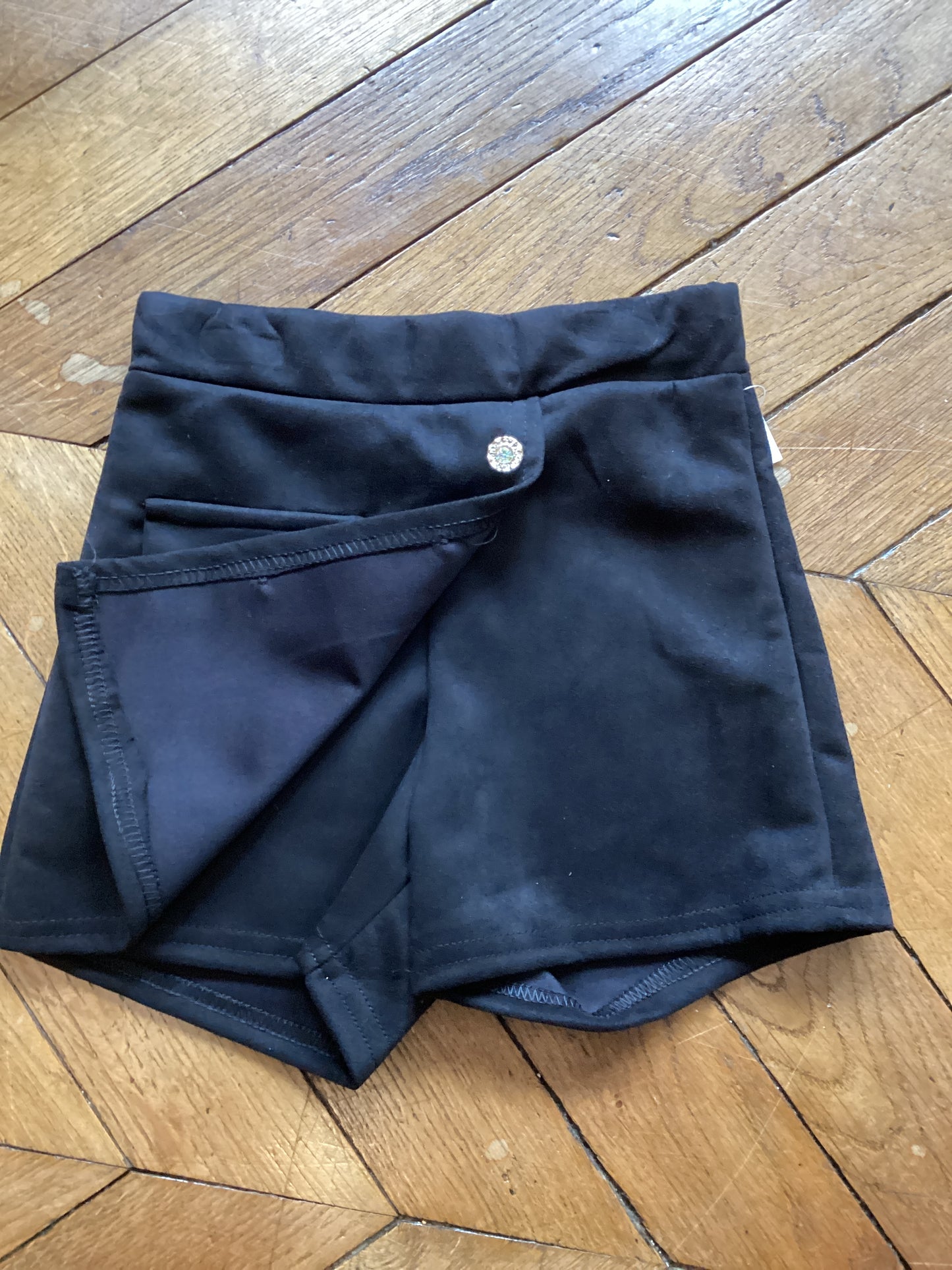 Jupe-short noire à boutons brillants