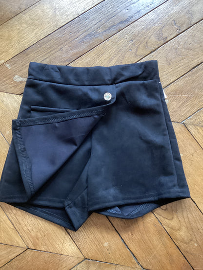 Jupe-short noire à boutons brillants