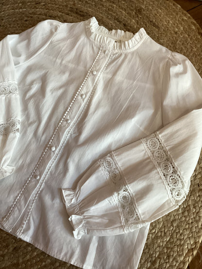 Blouse blanche en coton avec détails en dentelle