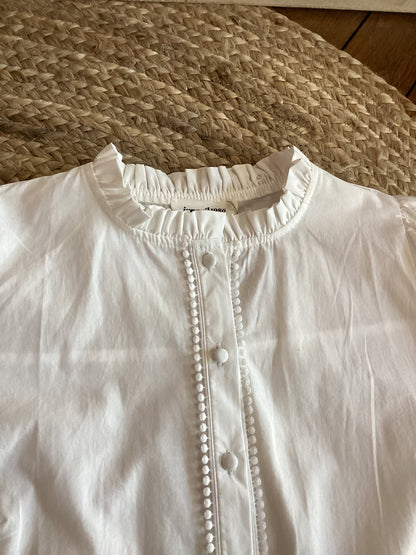 Blouse blanche en coton avec détails en dentelle