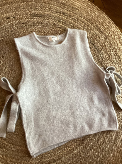 Gilet sans manches gris clair à nouer