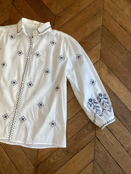 Chemise blanche à broderie fleurie