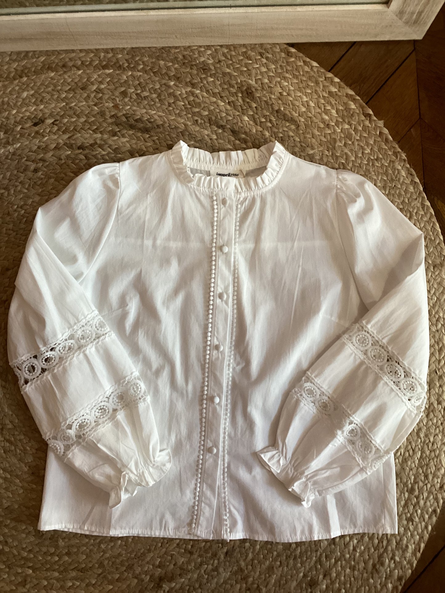 Blouse blanche en coton avec détails en dentelle