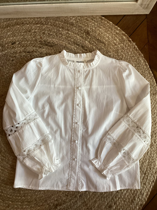 Blouse blanche en coton avec détails en dentelle