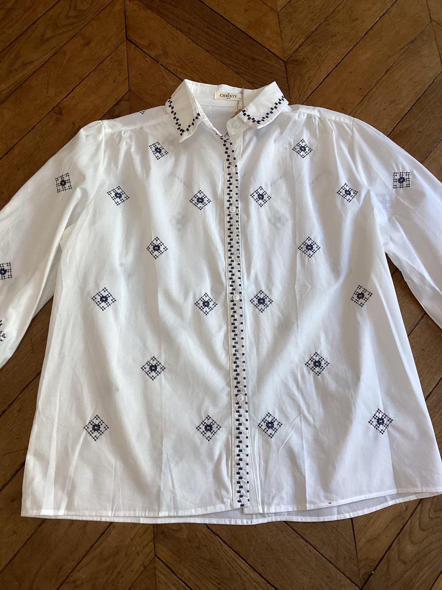Chemise blanche à broderie fleurie