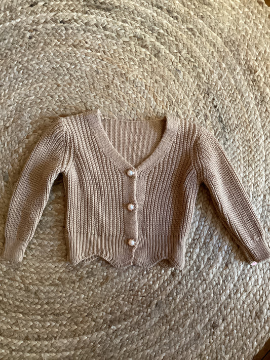 Gilet fille en maille acrylique beige à boutons nacrés