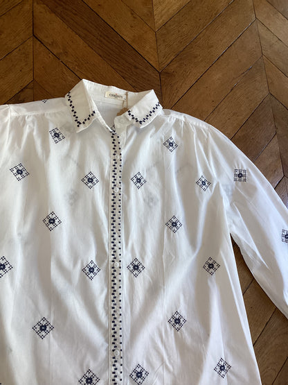 Chemise blanche à broderie fleurie