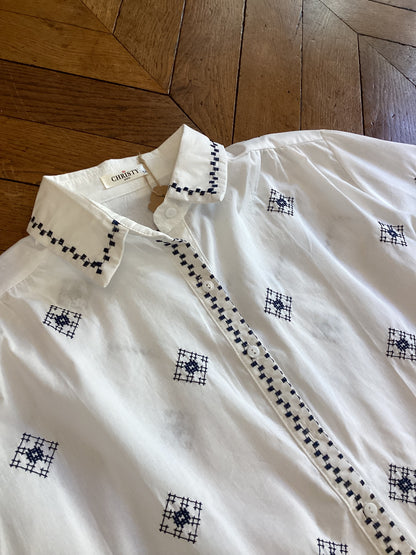 Chemise blanche à broderie fleurie