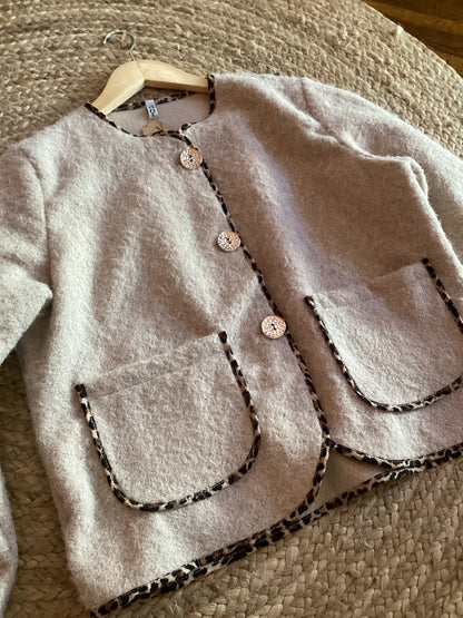 Veste aspect laine bouclée beige & léopard