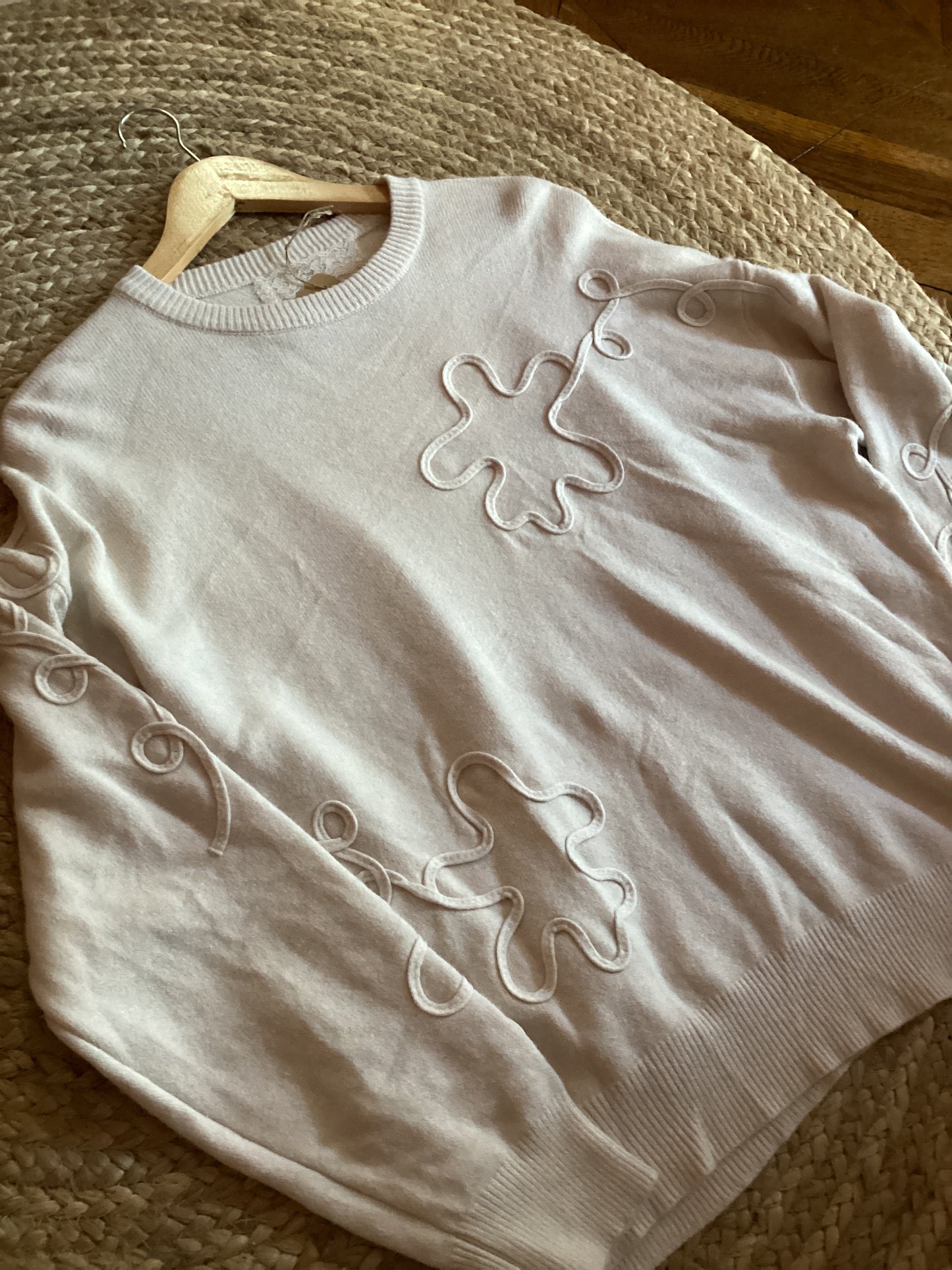 Pull écru à détails brodés