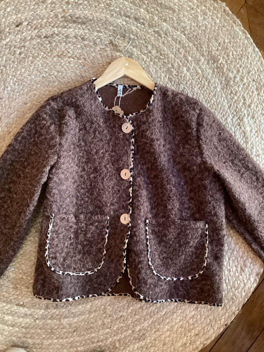 Veste aspect laine bouclée chocolat & léopard
