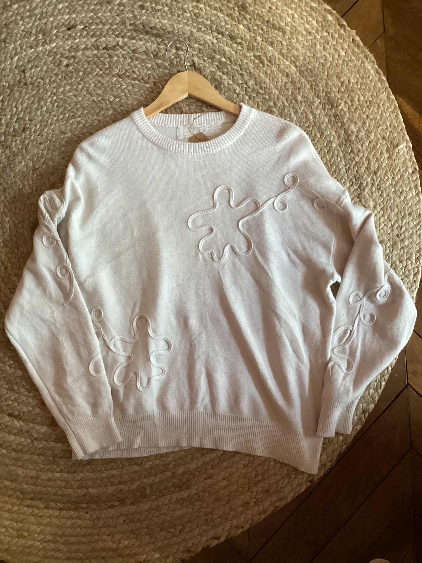 Pull écru à détails brodés