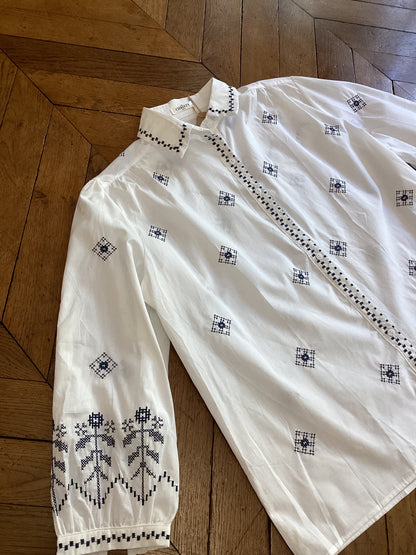 Chemise blanche à broderie fleurie