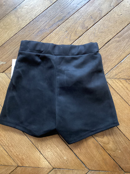 Jupe-short noire à boutons brillants