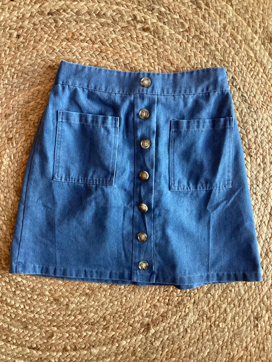 Jupe courte boutonnée en denim bleu