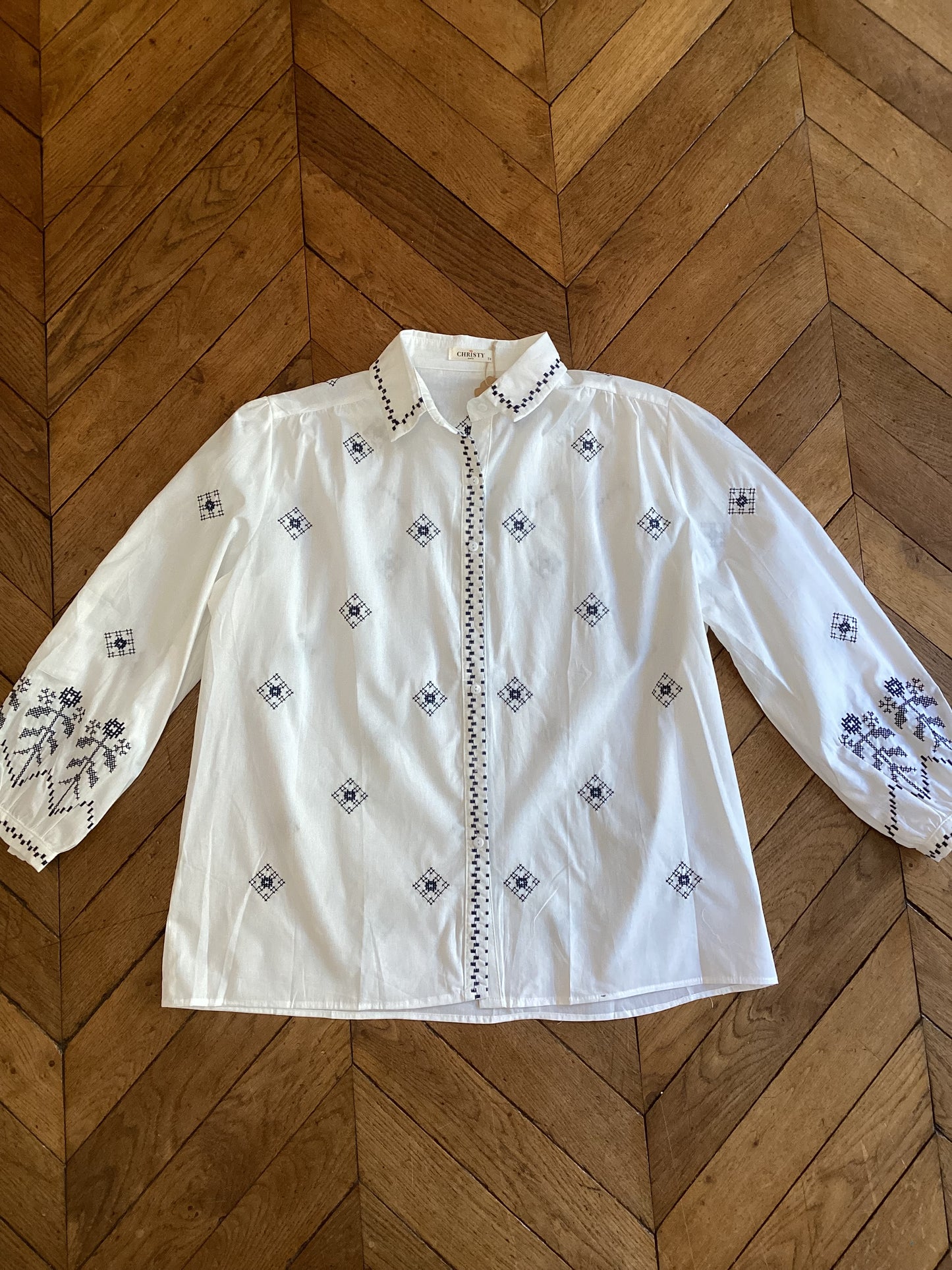 Chemise blanche à broderie fleurie