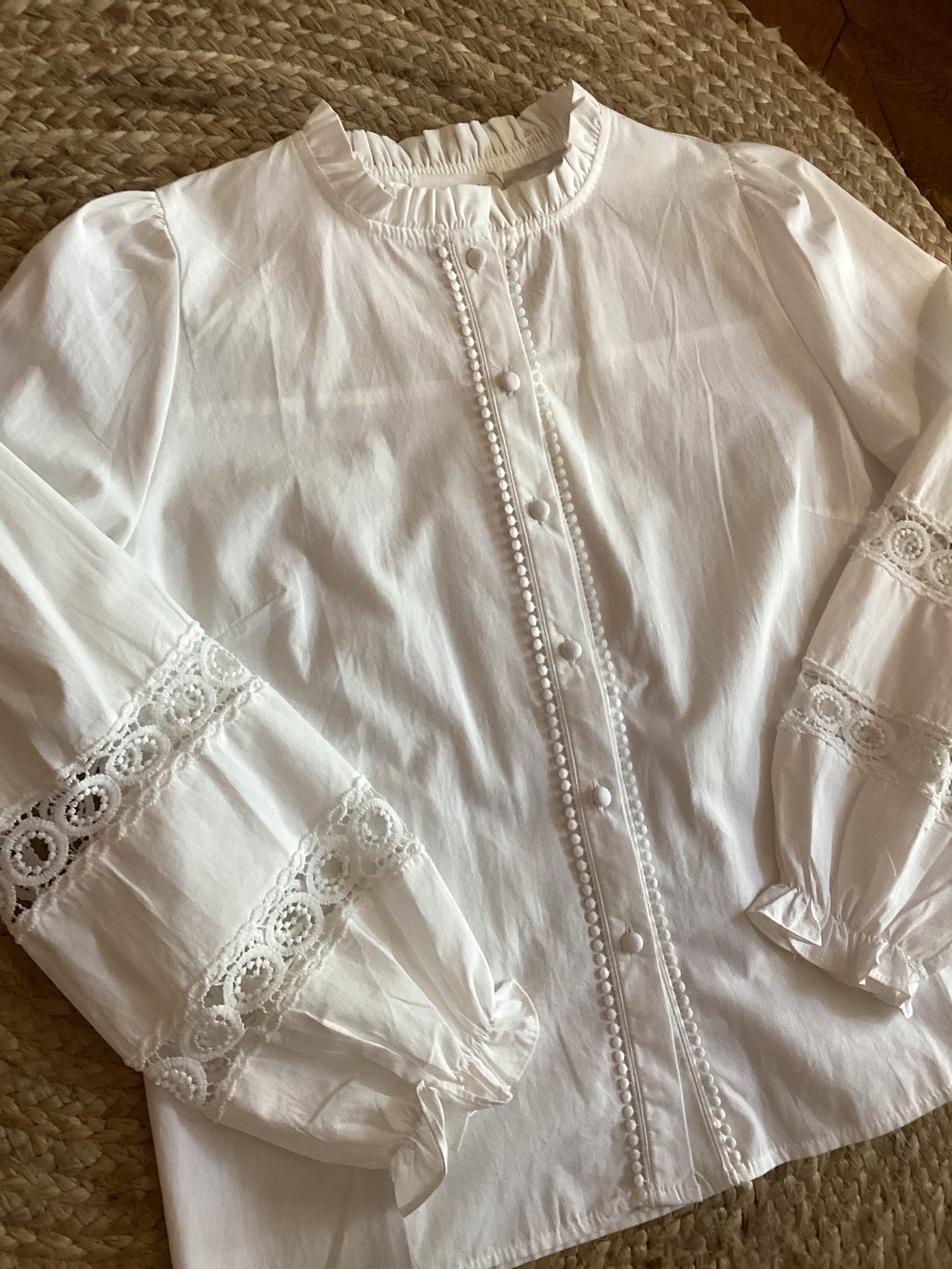 Blouse blanche en coton avec détails en dentelle