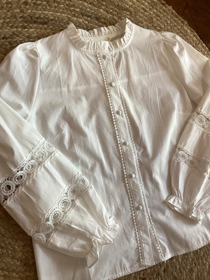 Blouse blanche en coton avec détails en dentelle